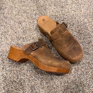 White Mountain Brown Leather Clogs
